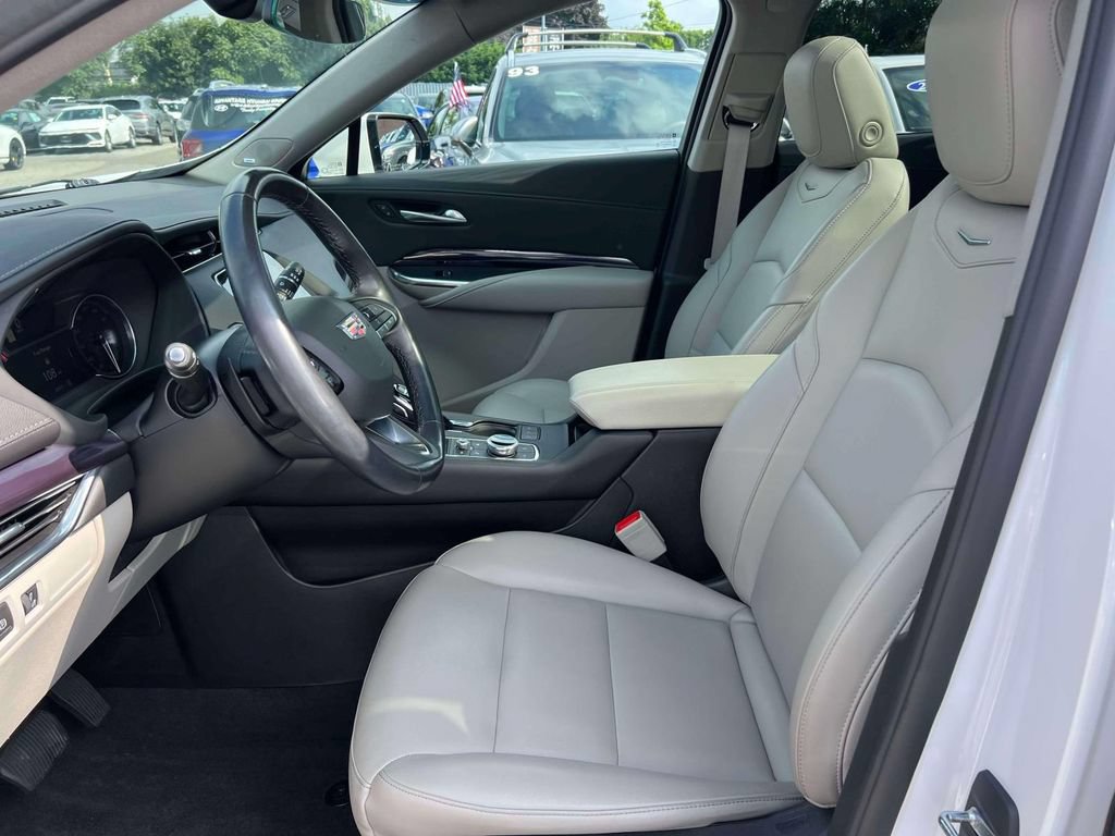 Used 2023 Cadillac XT4 Luxury w/ Cold Weather Package AWD/4WD image 15