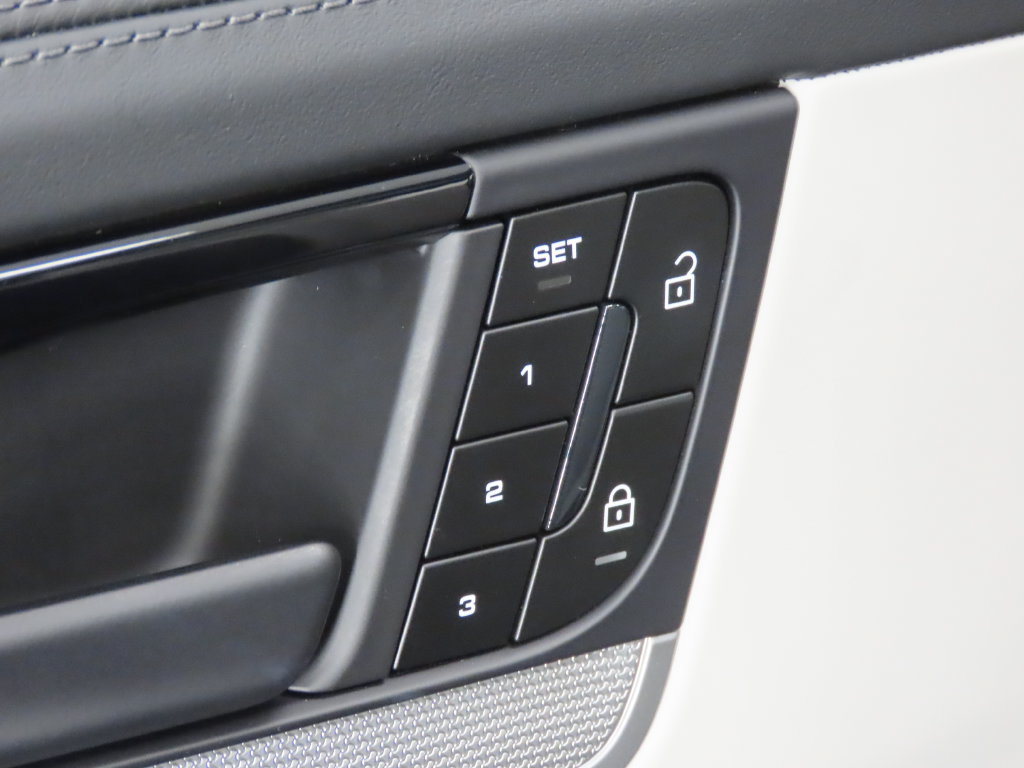 Certified 2025 Porsche Cayenne AWD/4WD image 36