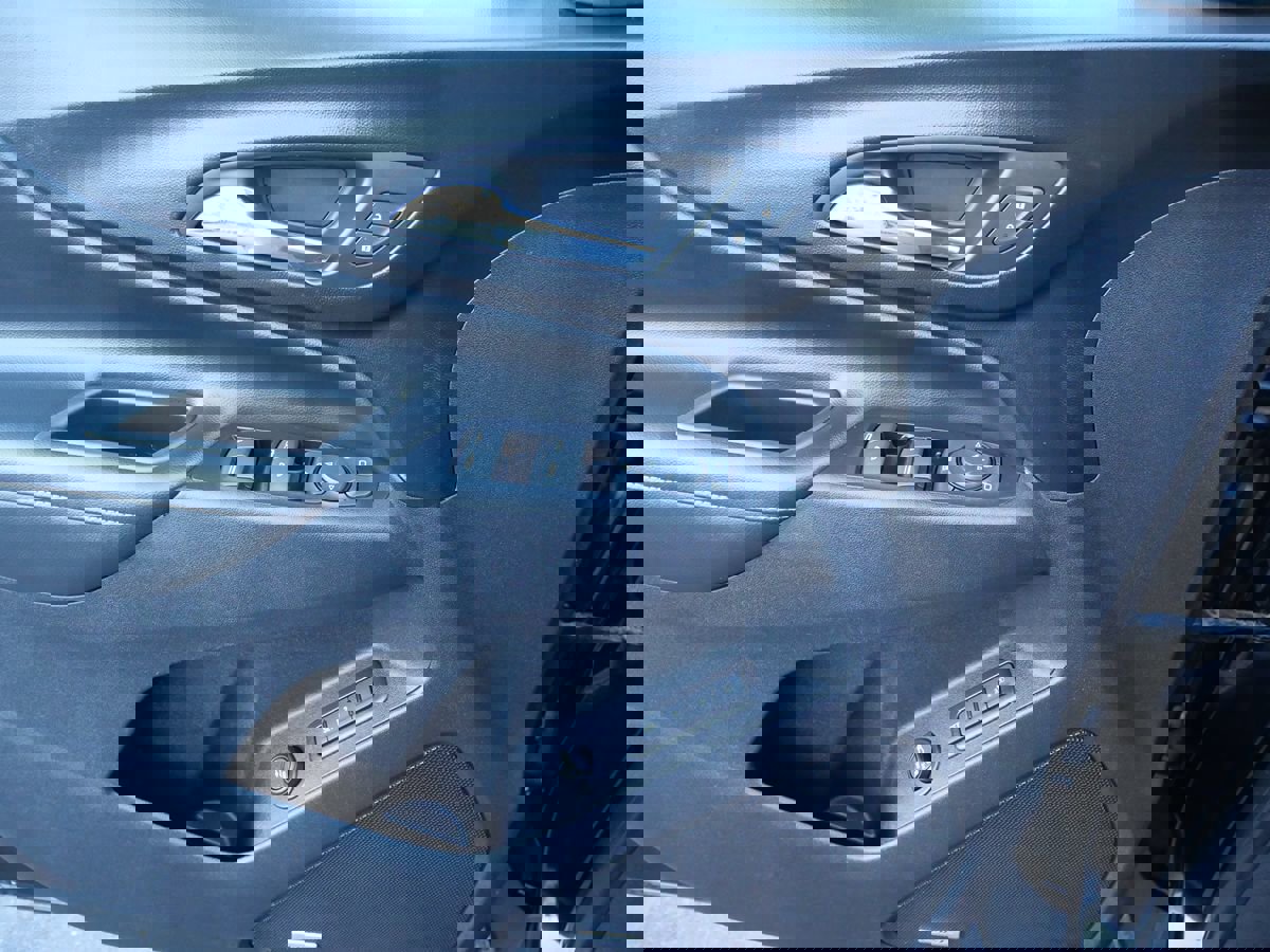 Used 2018 Chevrolet Equinox Premier image 13