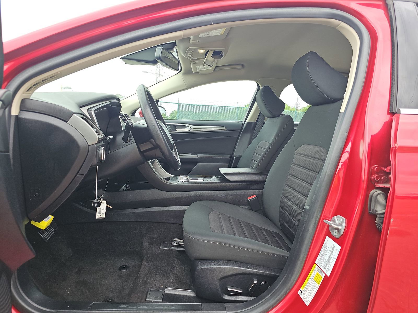 Used 2020 Ford Fusion SE image 11