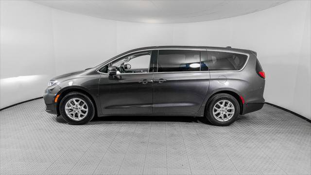 Used 2023 Chrysler Pacifica Touring-L FWD image 3
