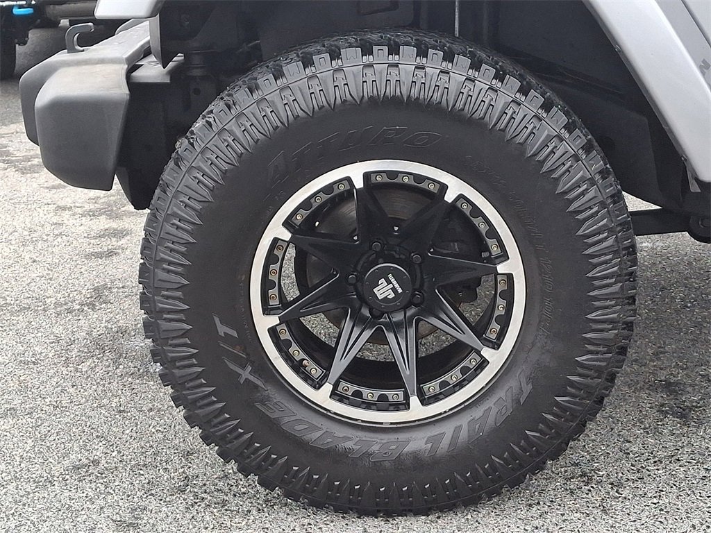 Used 2017 Jeep Wrangler Unlimited Sahara w/ Connectivity Group image 28