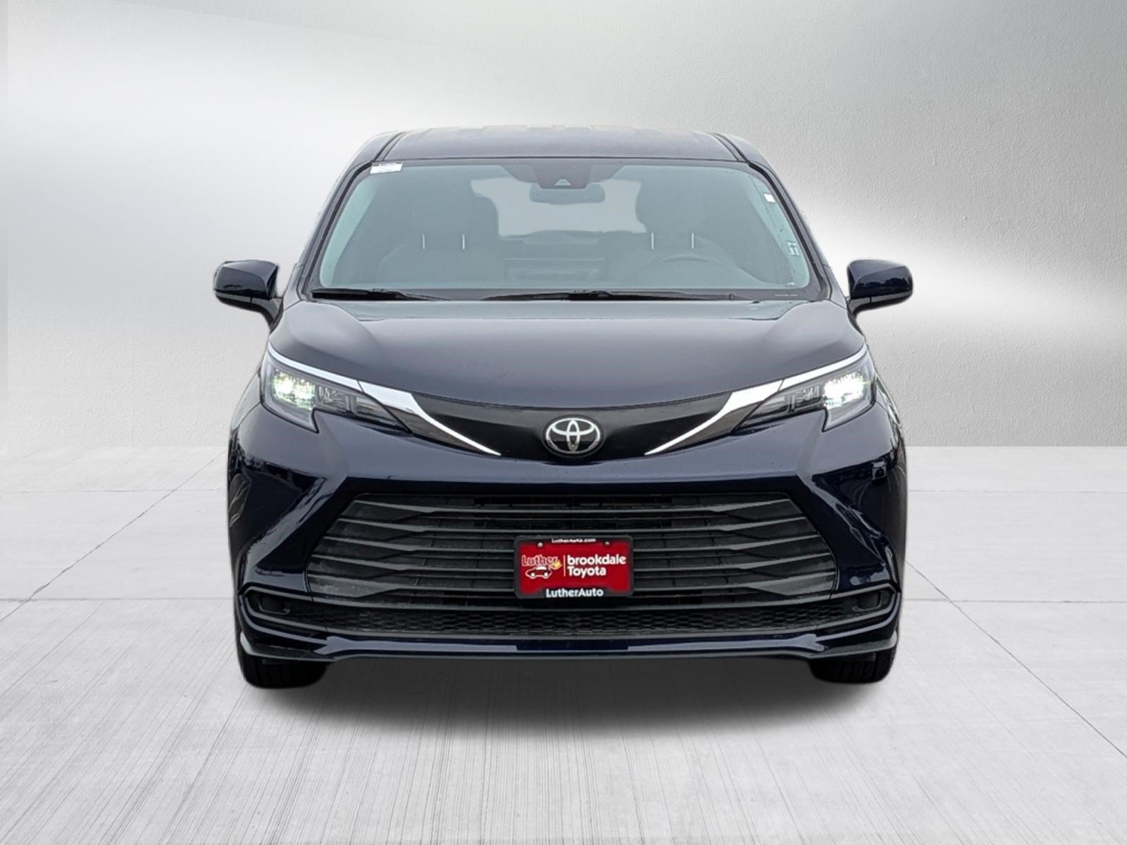 Certified 2026 Toyota Sienna LE FWD image 2