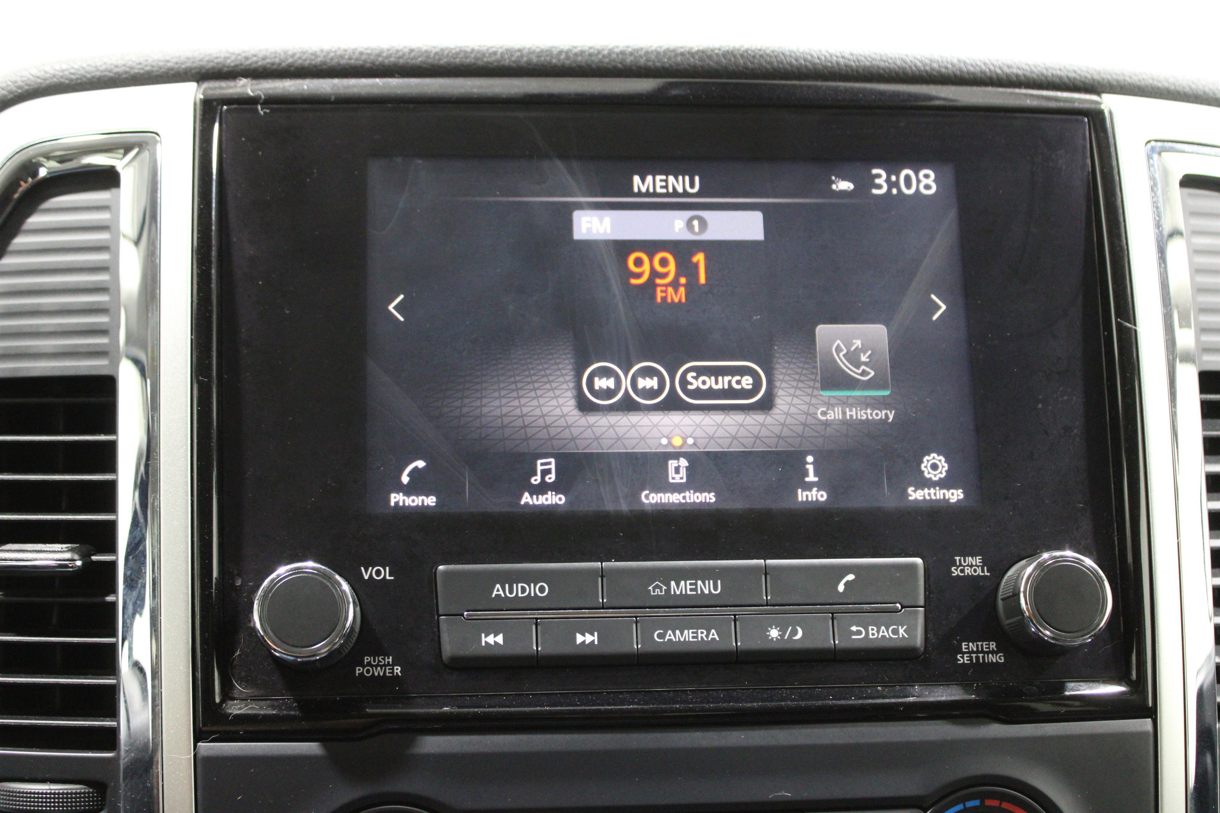 Used 2021 Nissan Titan SV image 12