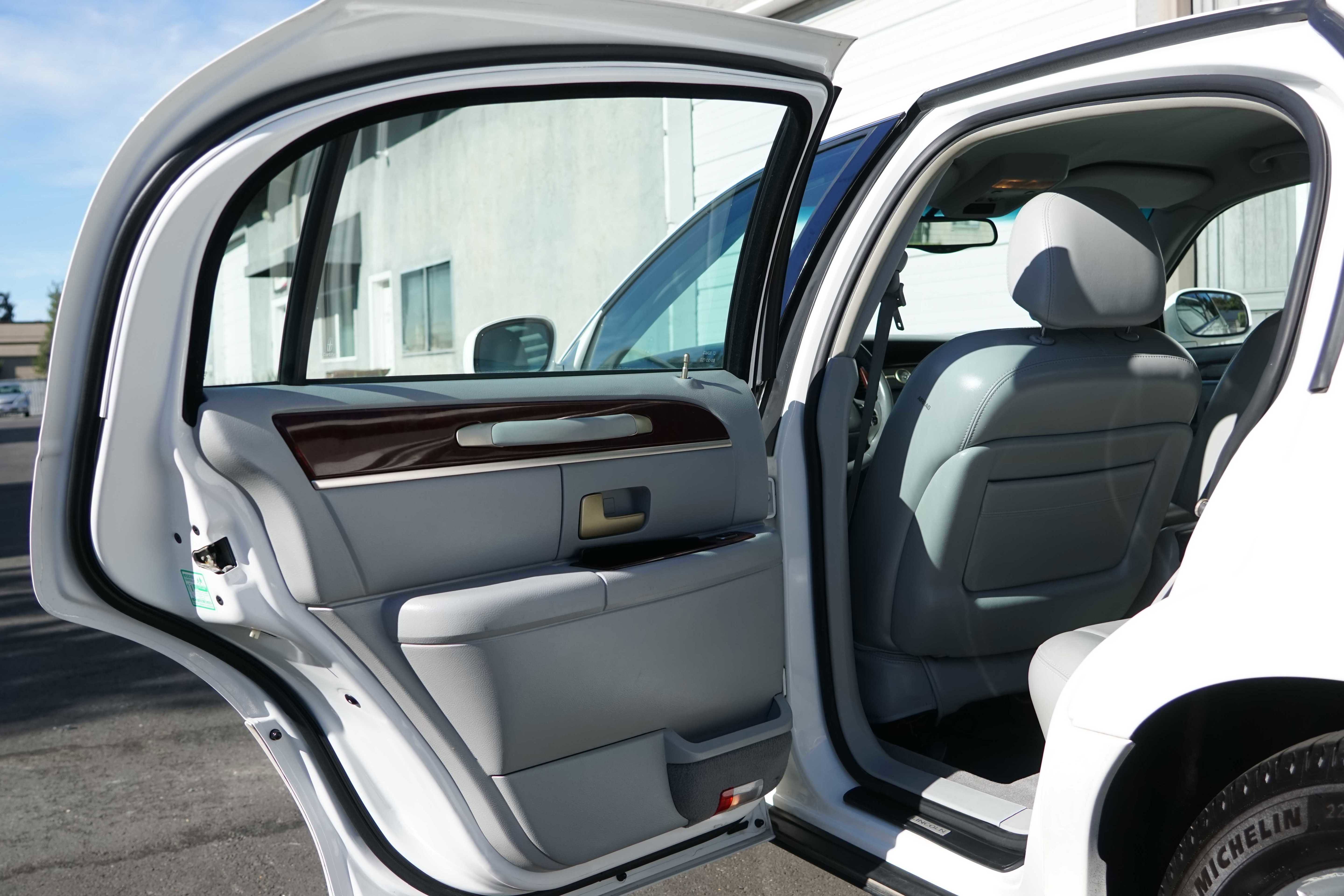 Used 2004 Lincoln Town Car Signature image 26