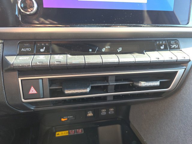 Used 2025 Toyota Camry LE w/ Convenience Package AWD/4WD image 18