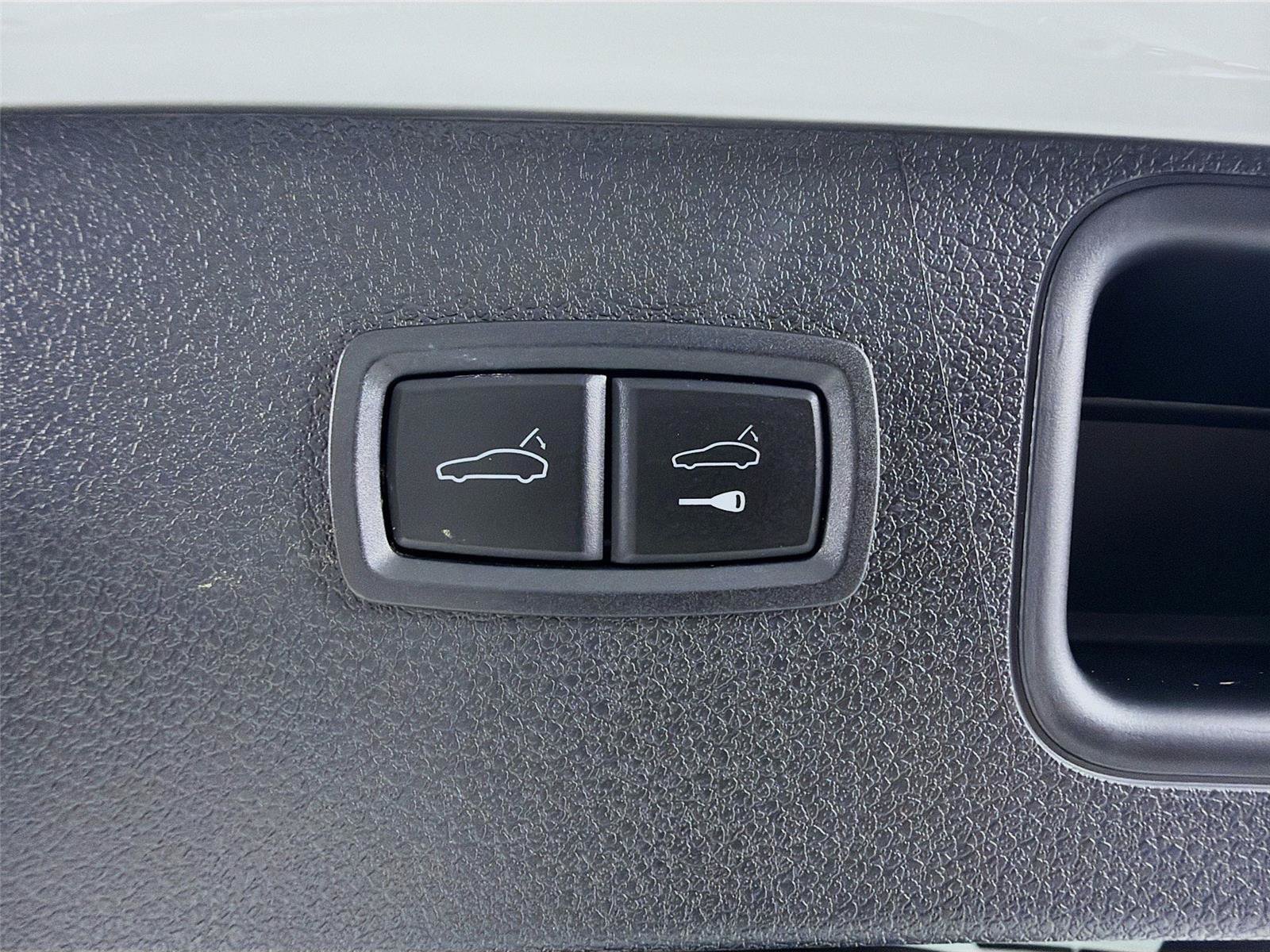 Certified 2022 Porsche Macan AWD/4WD image 23