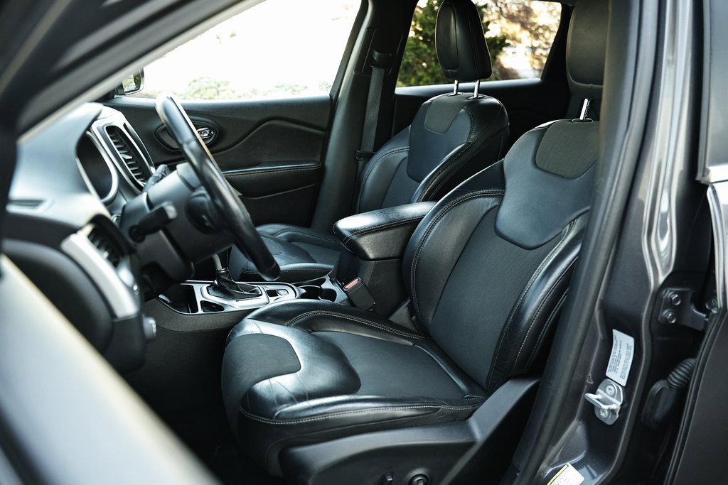 Used 2018 Jeep Cherokee Latitude Plus w/ Comfort/Convenience Group image 19