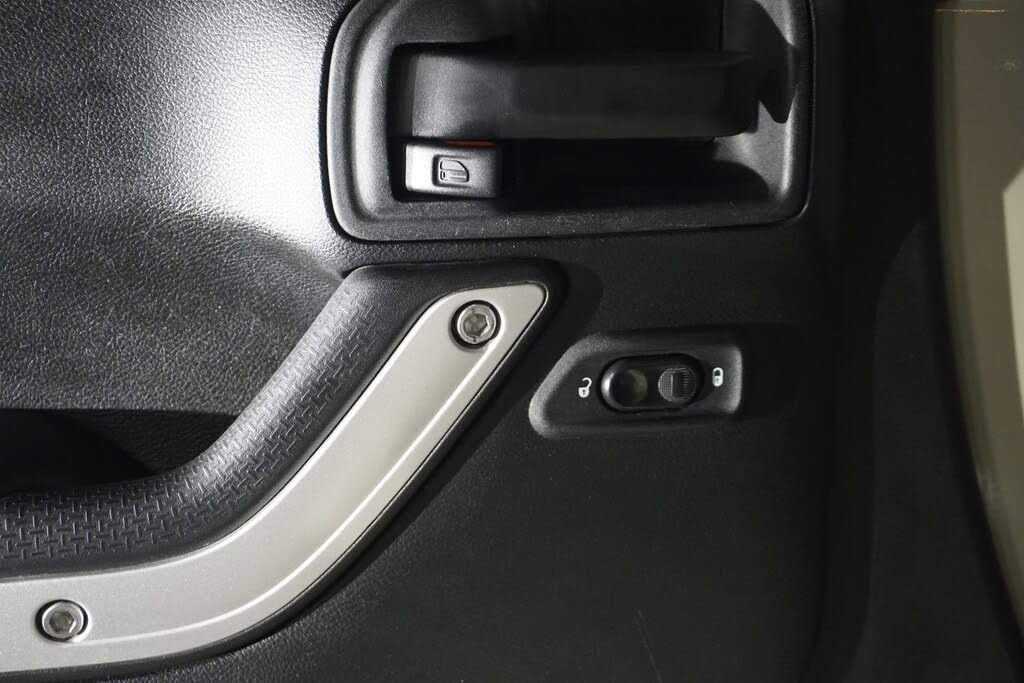 Used 2018 Jeep Wrangler Unlimited Rubicon w/ Connectivity Group image 13