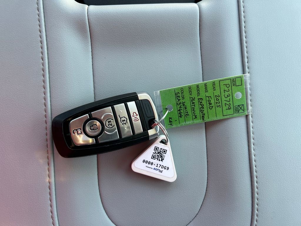 Used 2025 Ford Expedition Platinum image 30
