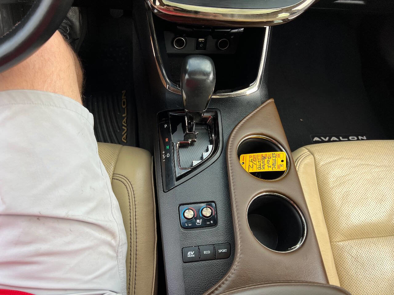 Used 2013 Toyota Avalon Limited w/ Technology Pkg FWD image 14