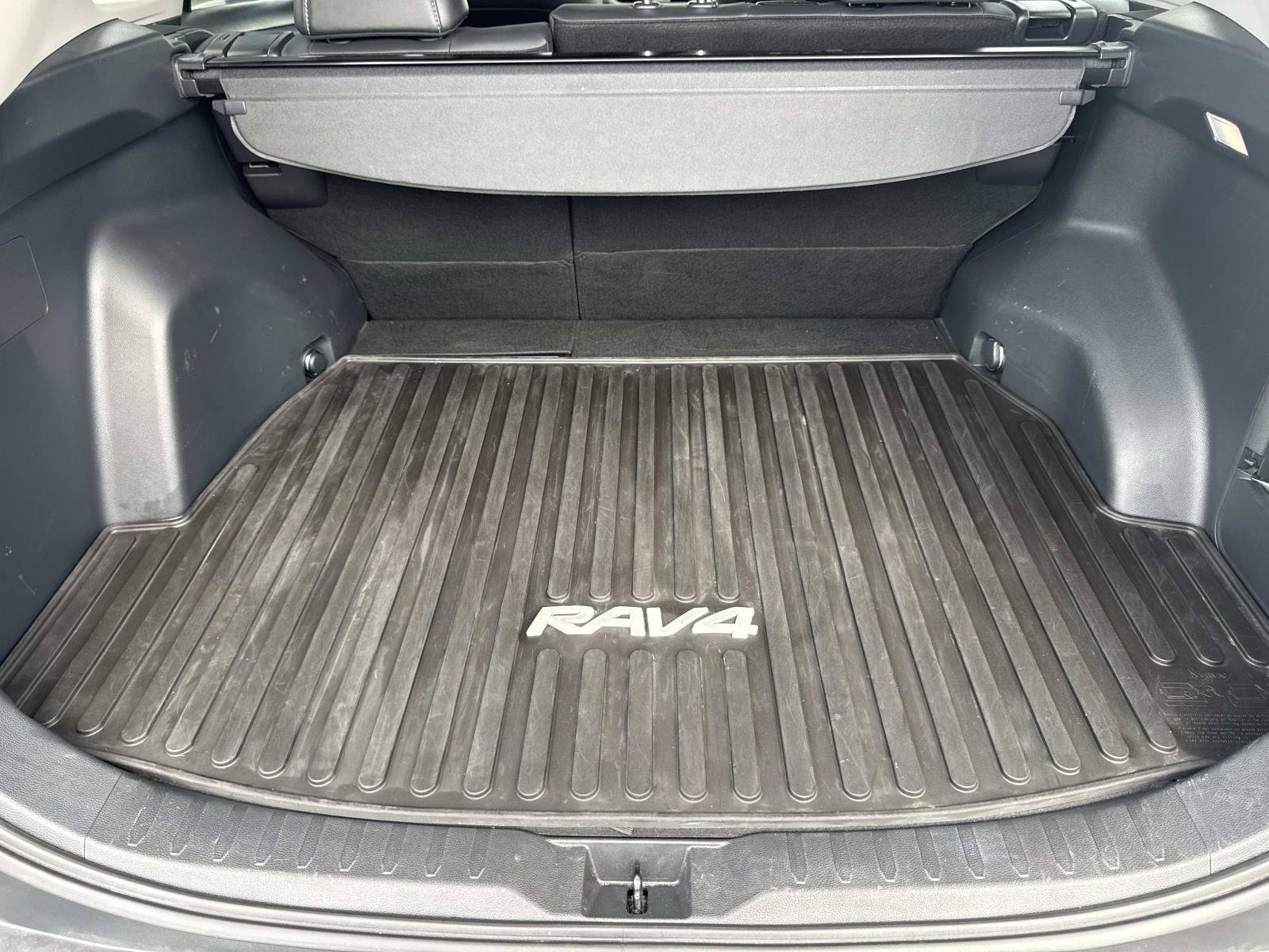Used 2022 Toyota RAV4 XLE Premium AWD/4WD image 28