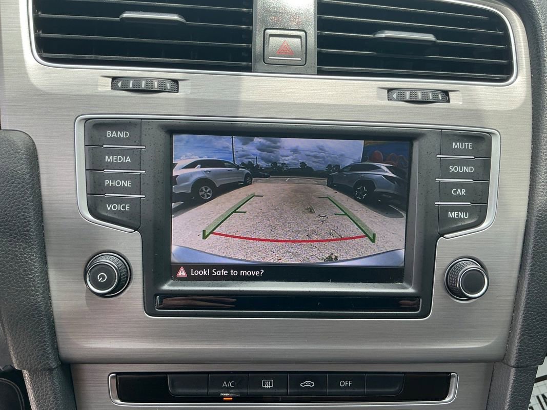 Used 2016 Volkswagen Golf S image 31