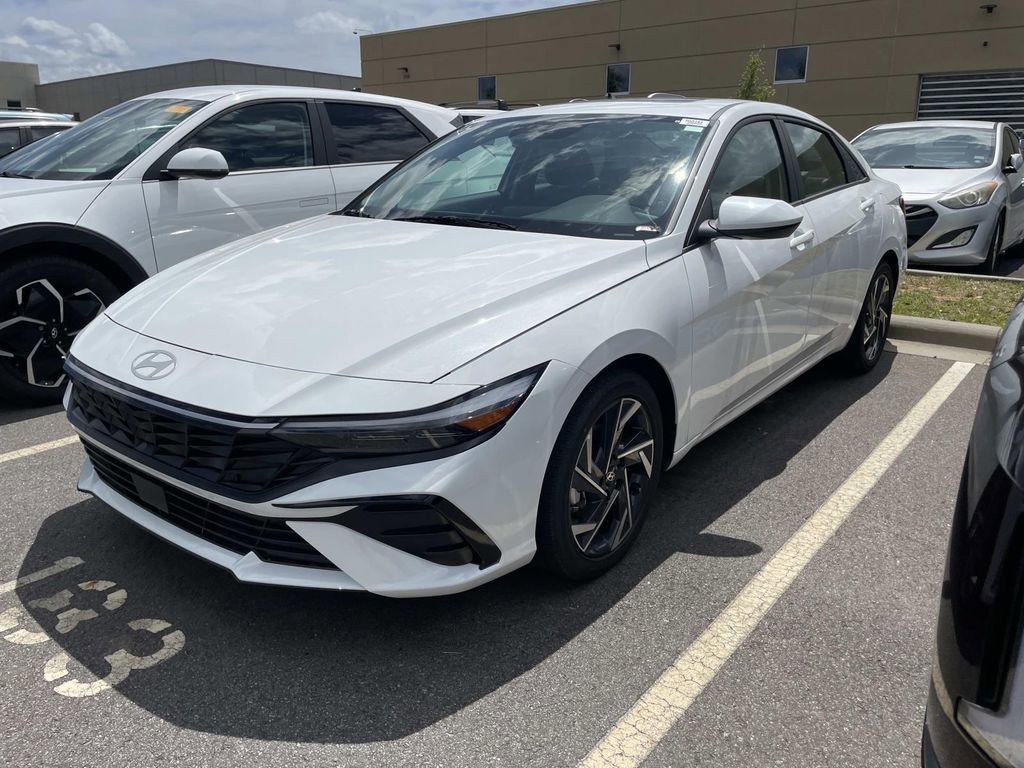 Certified 2025 Hyundai Elantra SEL FWD image 2
