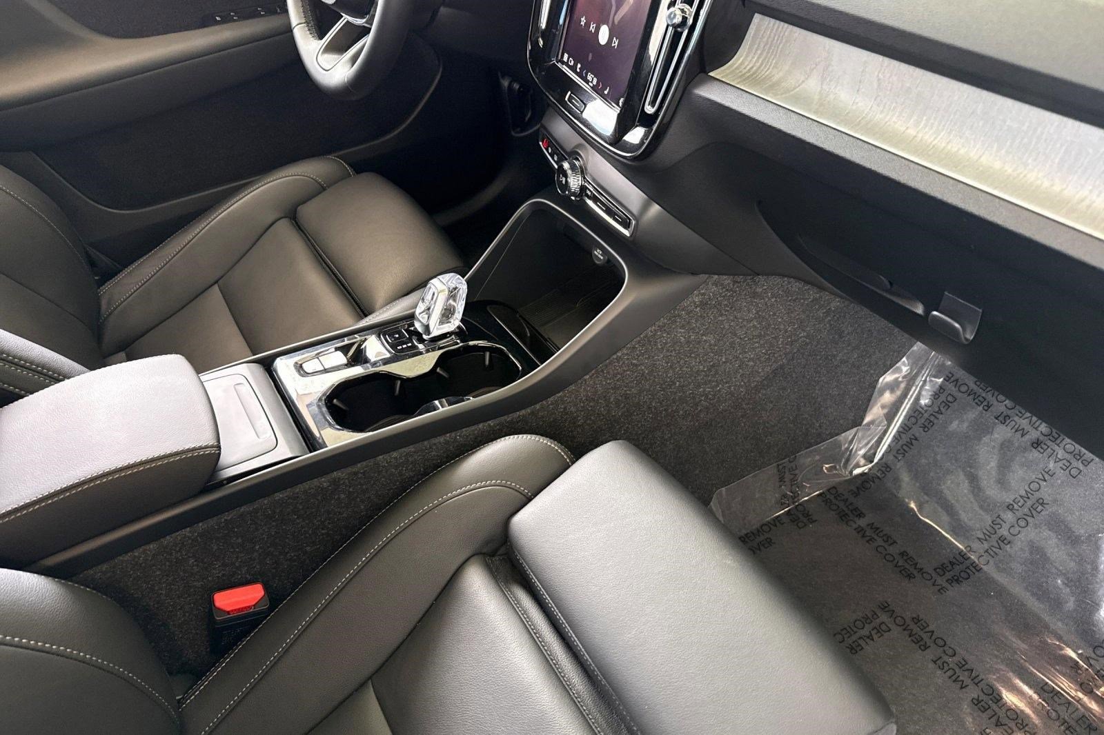 Used 2025 Volvo XC40 B5 Ultra w/ Climate Package image 32