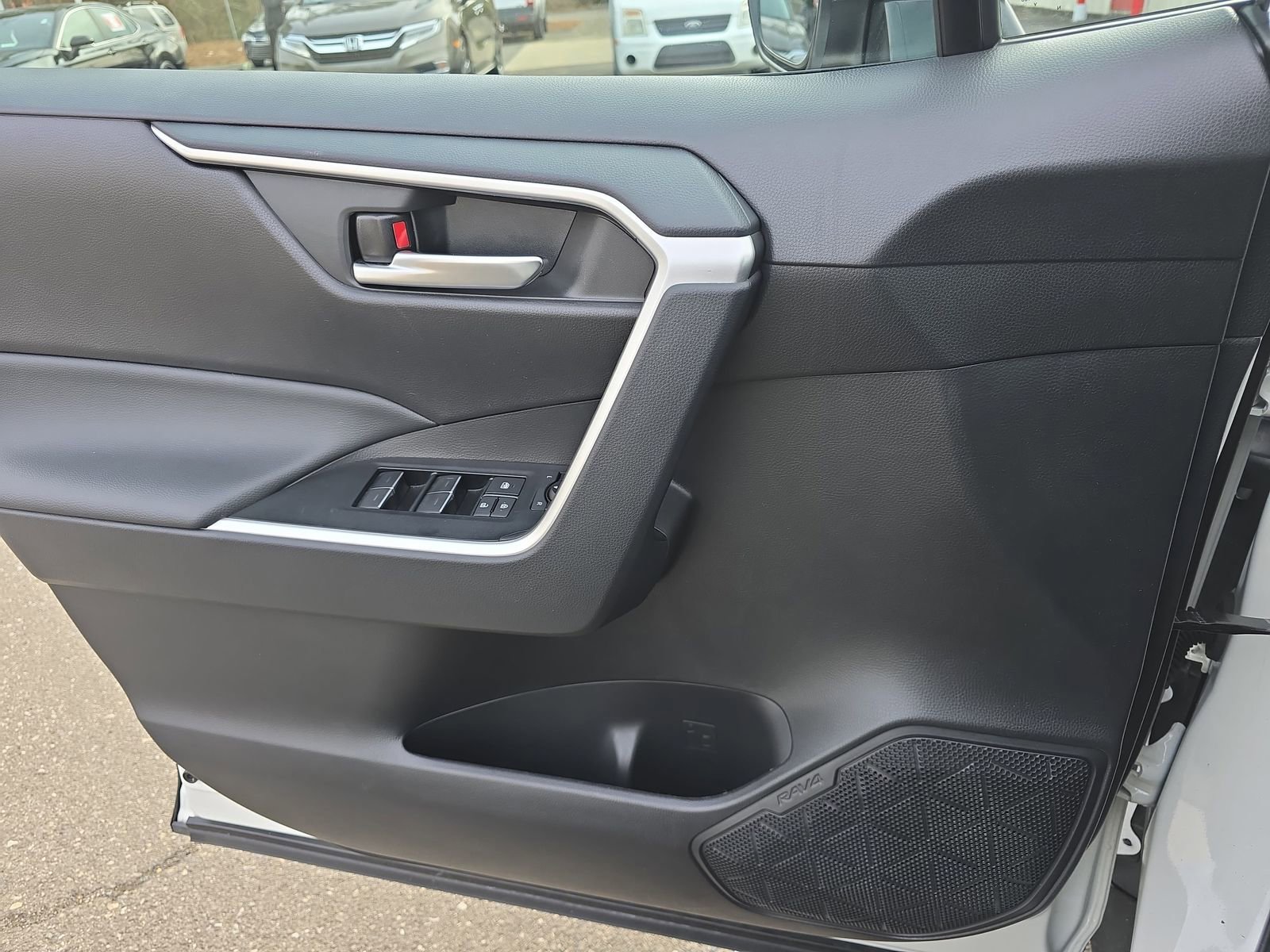 Used 2025 Toyota RAV4 XLE image 33