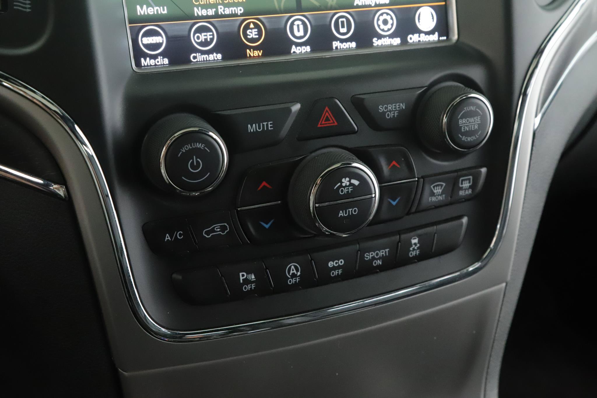 Used 2018 Jeep Grand Cherokee Limited AWD/4WD image 15