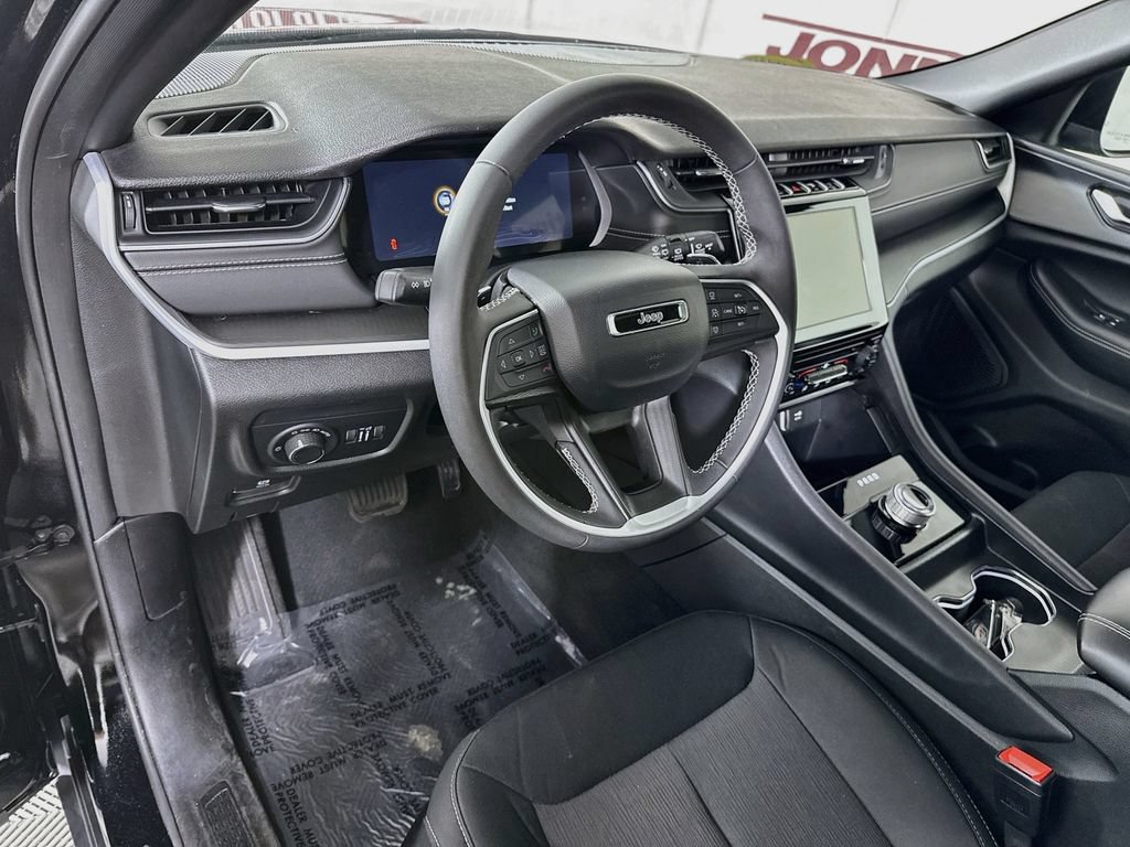 Used 2025 Jeep Grand Cherokee Laredo X AWD/4WD image 18
