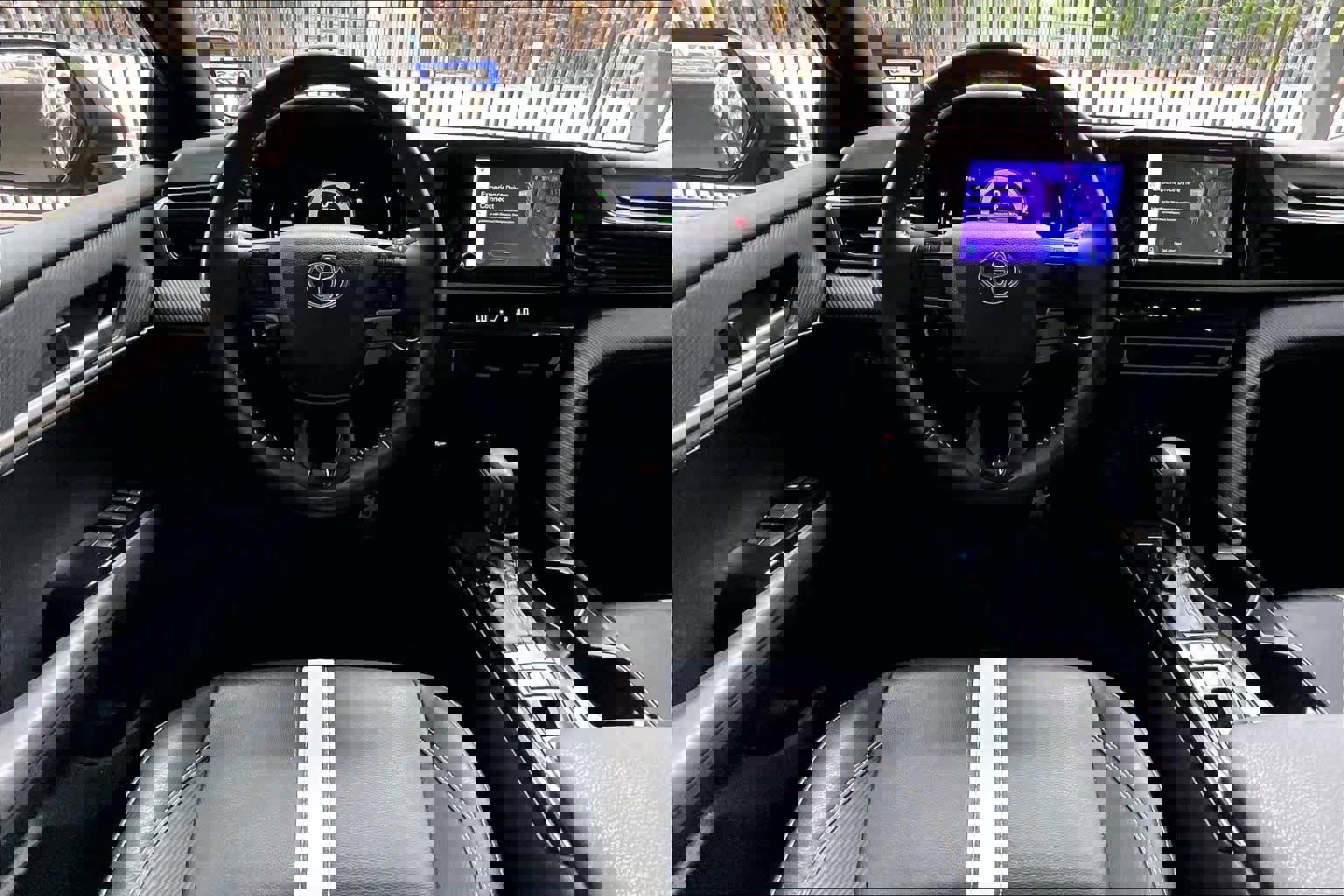 Used 2025 Toyota Camry SE w/ Convenience Package image 5