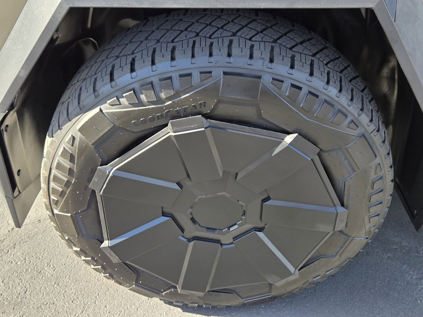 Used 2025 Tesla Cybertruck AWD Crew Cab image 9