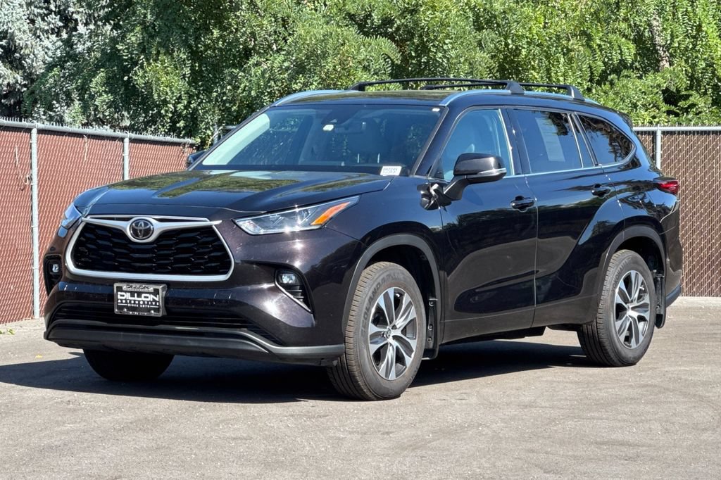 Used 2021 Toyota Highlander XLE AWD/4WD image 11