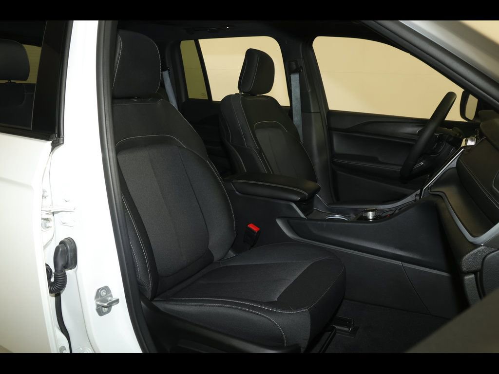 Used 2025 Jeep Grand Cherokee Laredo X w/ Luxury Tech Group I image 29