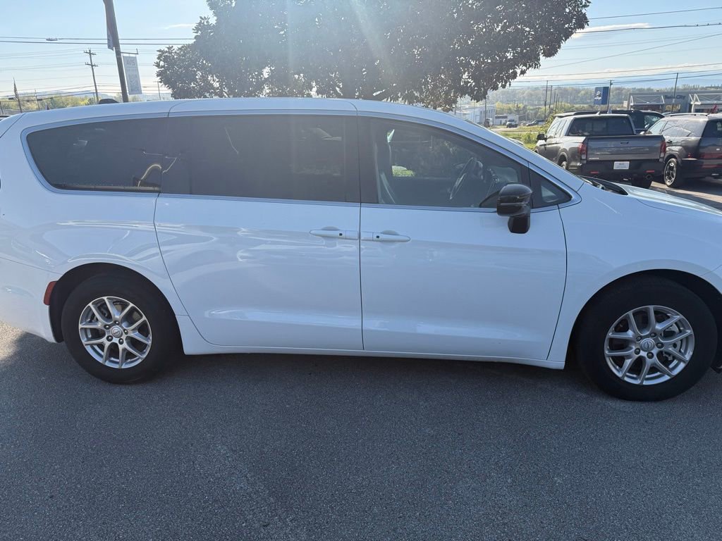 Used 2025 Chrysler Pacifica Select image 2
