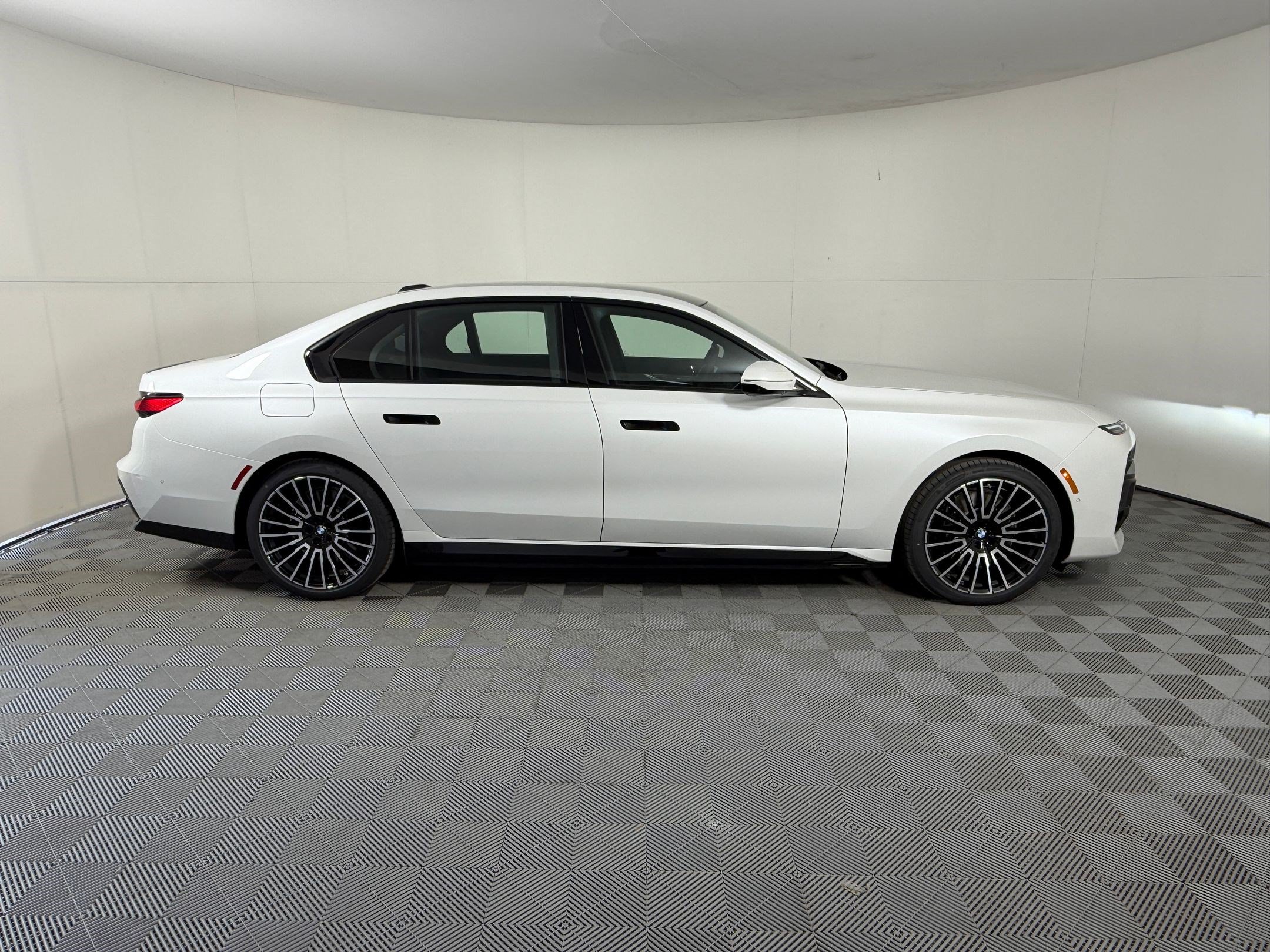Used 2026 BMW i7 xDrive60 AWD/4WD image 8