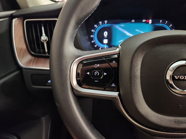 Used 2023 Volvo XC60 B5 Plus image 15