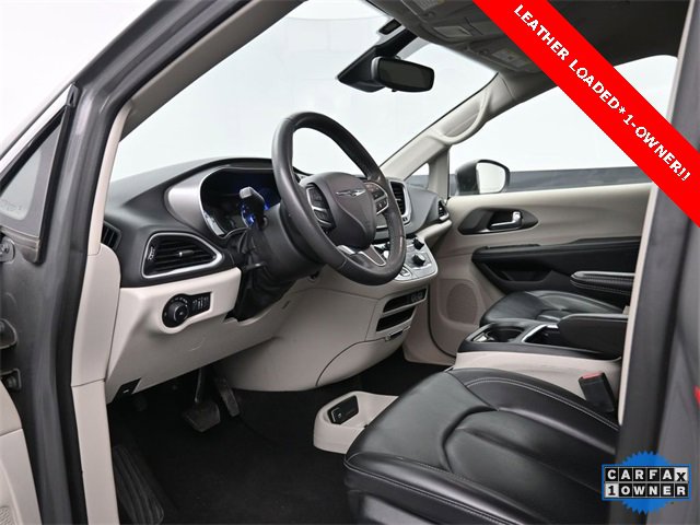 Used 2023 Chrysler Pacifica Touring-L image 13