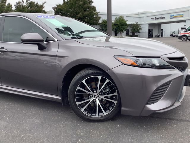 Used 2020 Toyota Camry SE FWD image 3