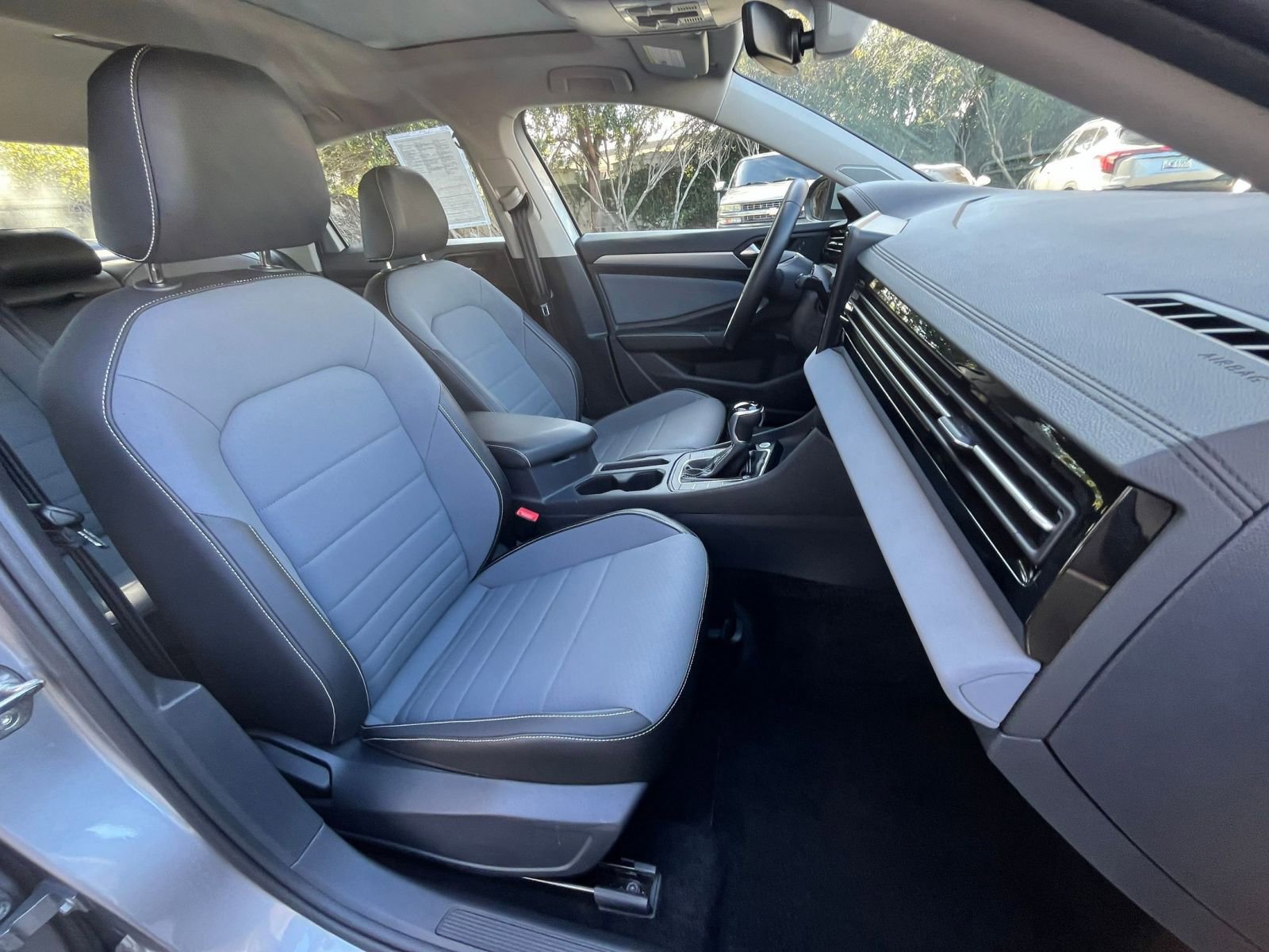 Used 2025 Volkswagen Jetta SE image 37