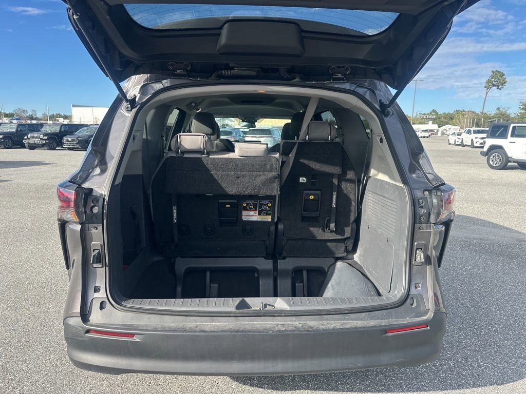 Used 2024 Toyota Sienna LE image 9