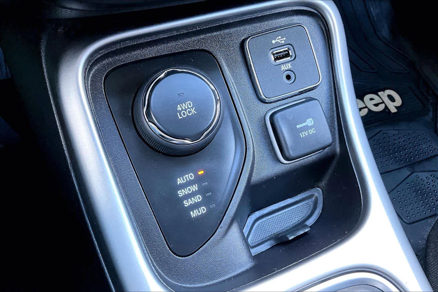 Used 2018 Jeep Compass Latitude AWD/4WD image 35