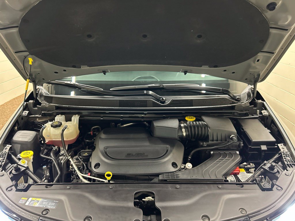 Used 2025 Chrysler Pacifica Limited FWD image 16