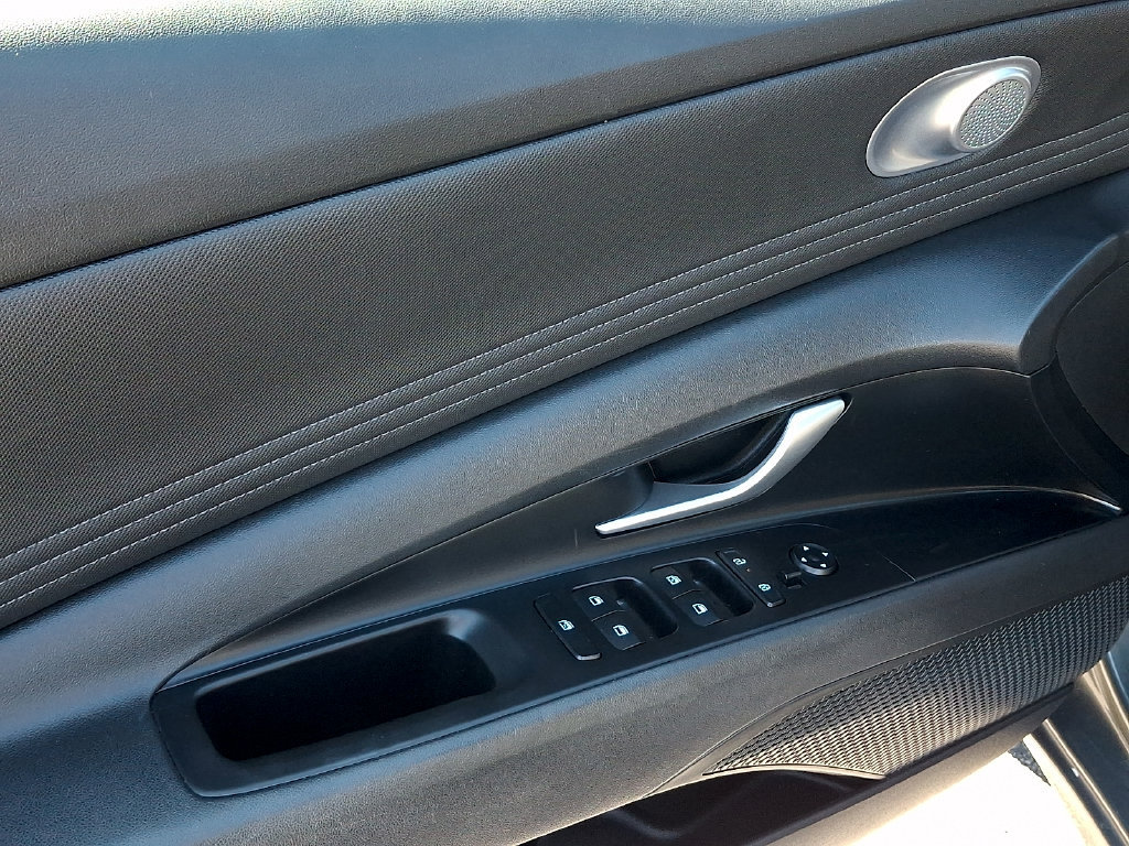 Used 2025 Hyundai Elantra SEL FWD image 12