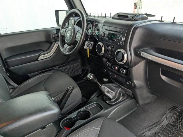 Used 2017 Jeep Wrangler Unlimited Sahara w/ Connectivity Group image 26