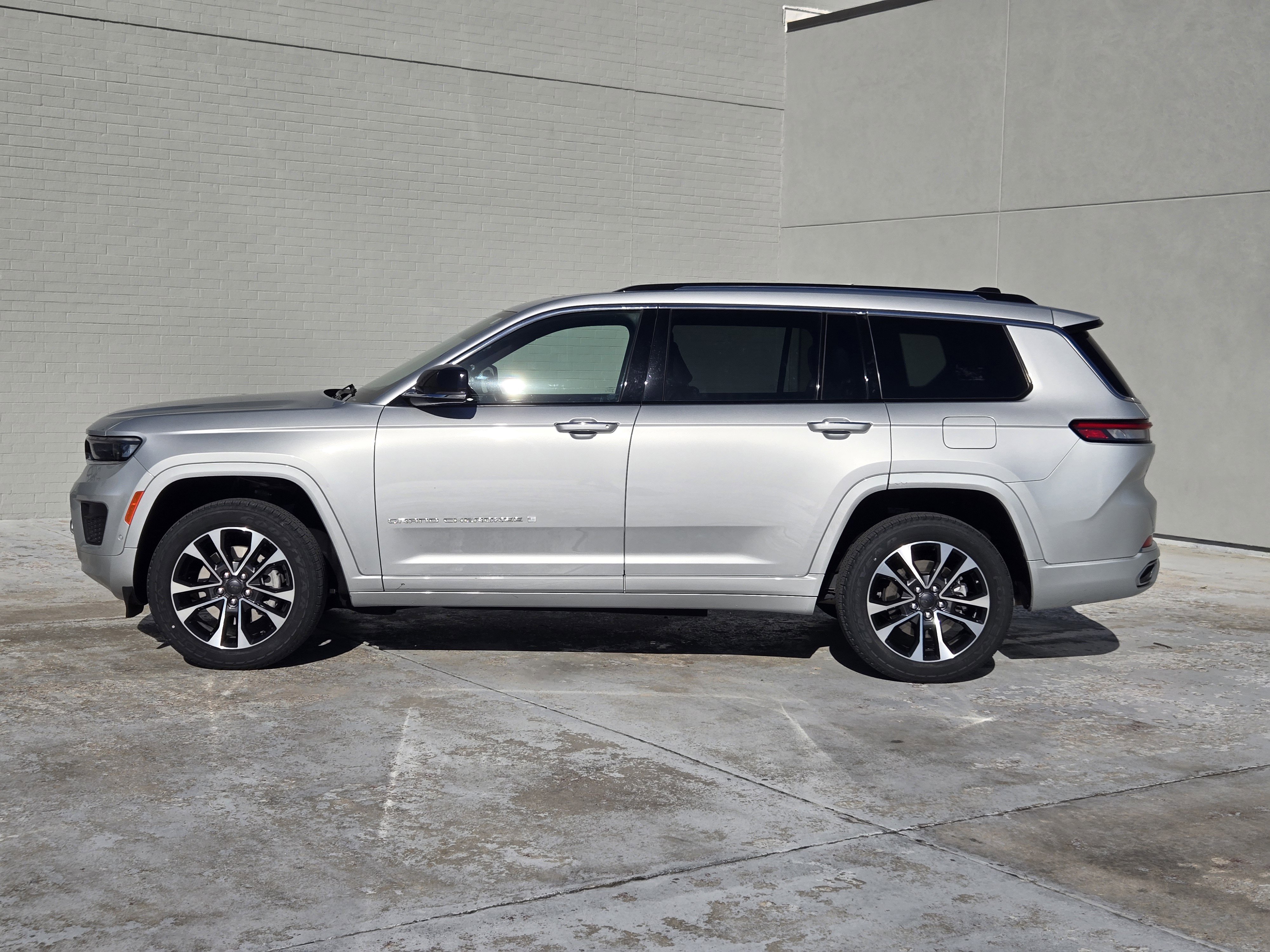 Used 2023 Jeep Grand Cherokee L Overland image 5