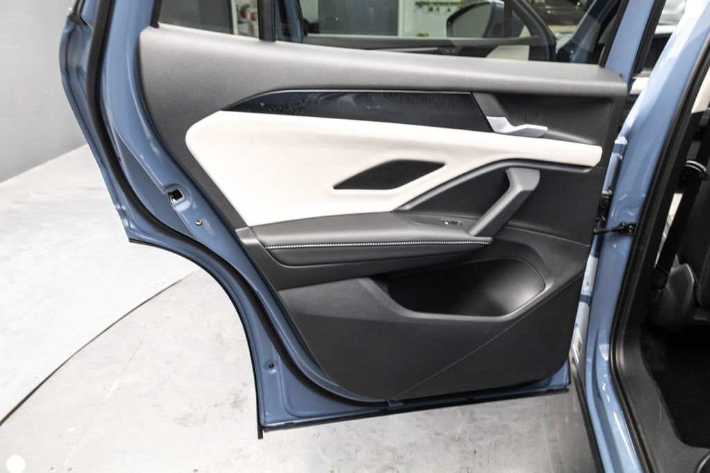 Used 2025 Volkswagen Tiguan SE image 24