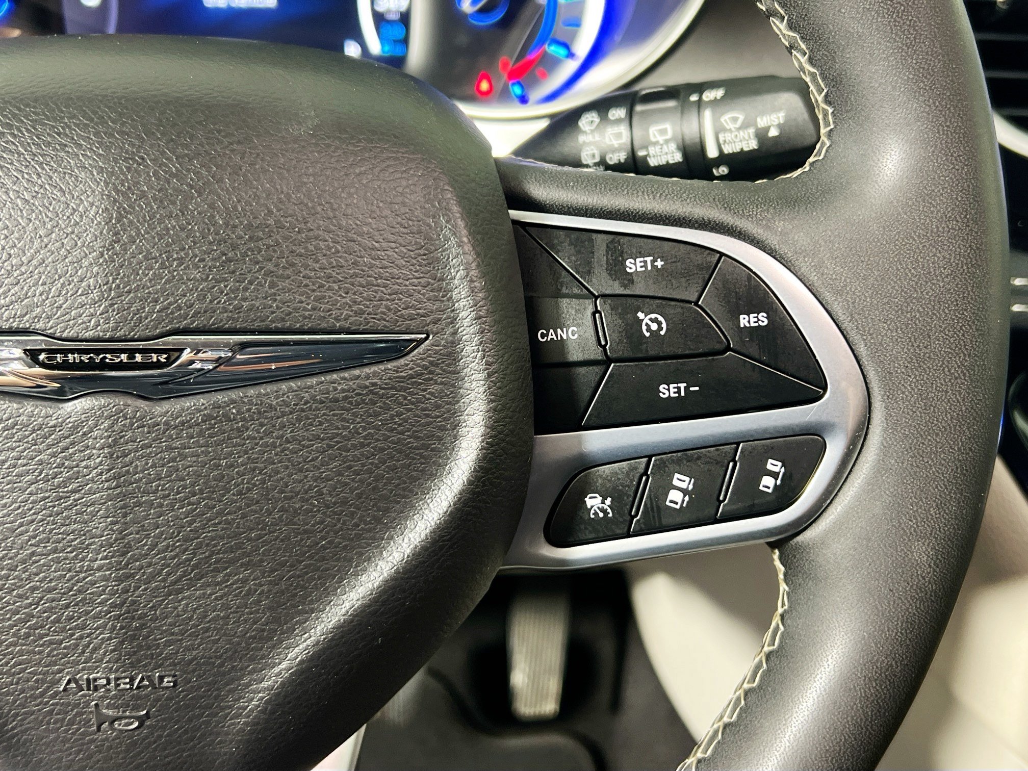 Used 2023 Chrysler Pacifica Touring-L FWD image 19