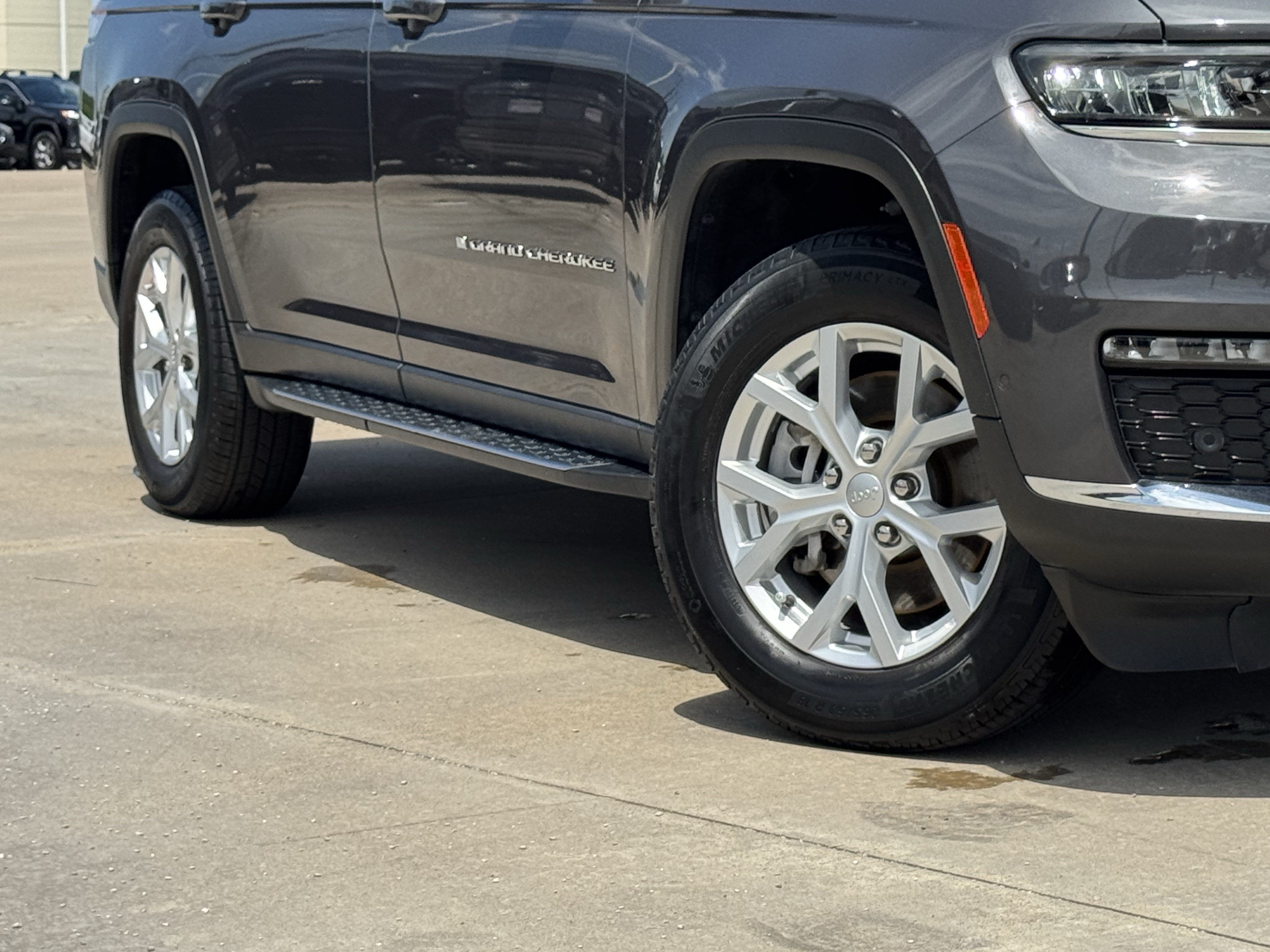 Used 2023 Jeep Grand Cherokee L Limited w/ Luxury Tech Group II AWD/4WD image 12