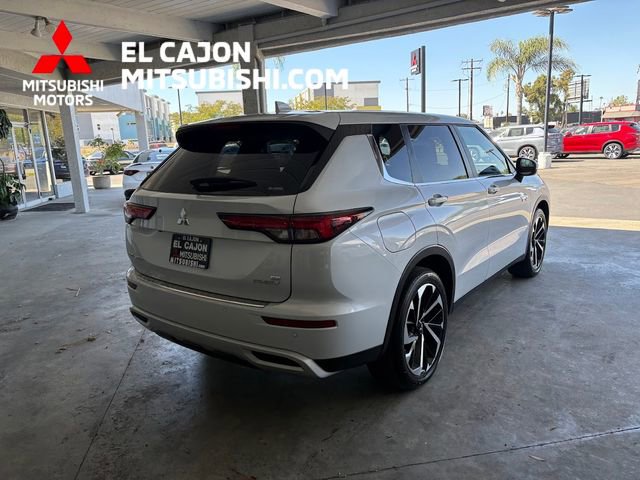 Used 2025 Mitsubishi Outlander SE image 3