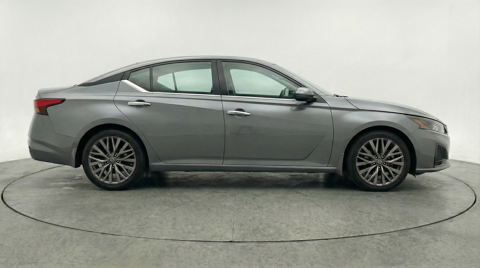 Used 2025 Nissan Altima 2.5 SV image 11