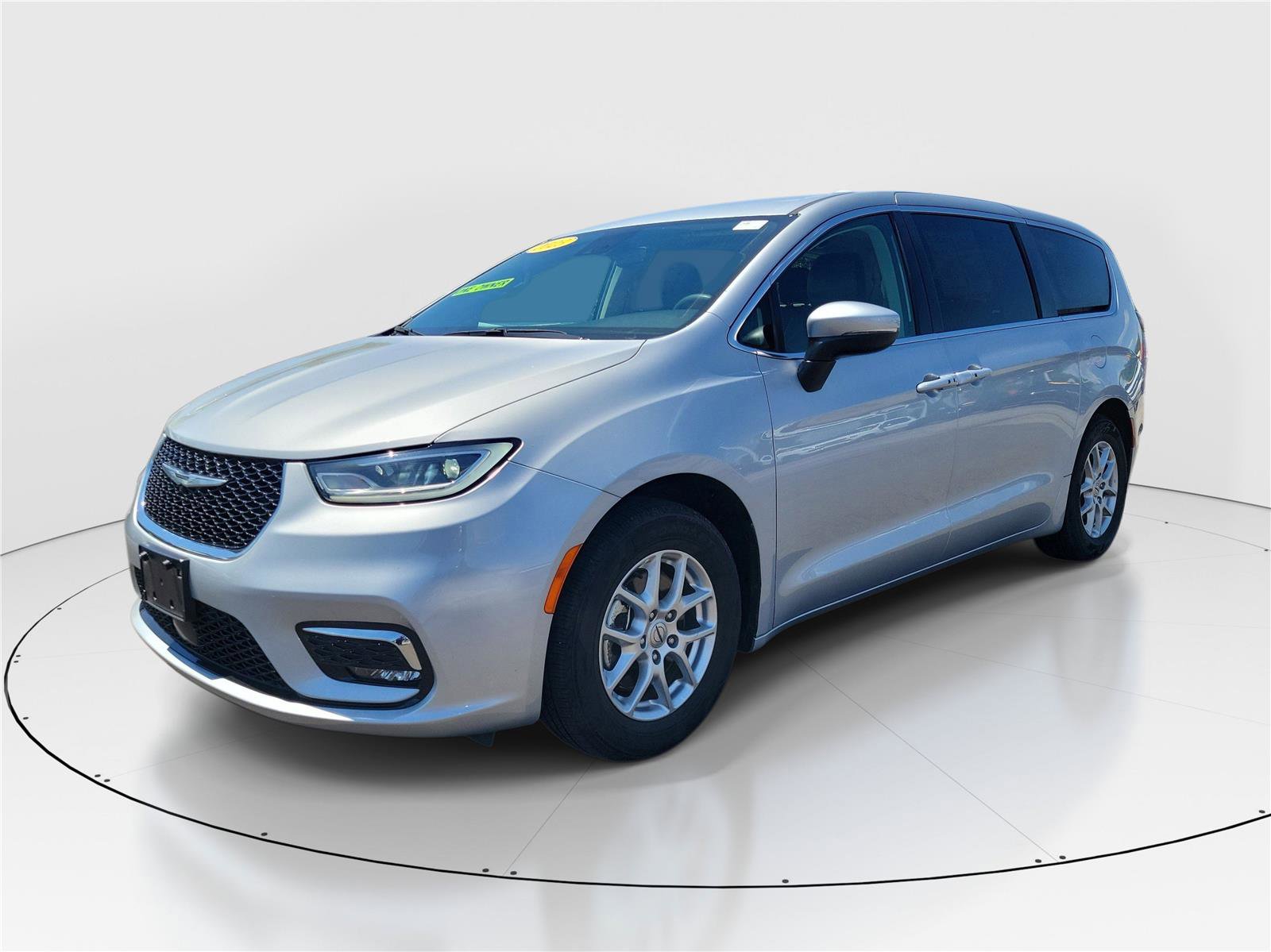 Used 2023 Chrysler Pacifica Touring-L FWD image 2