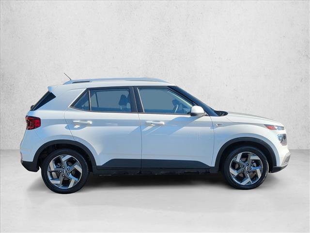 Used 2025 Hyundai Venue SEL FWD image 4