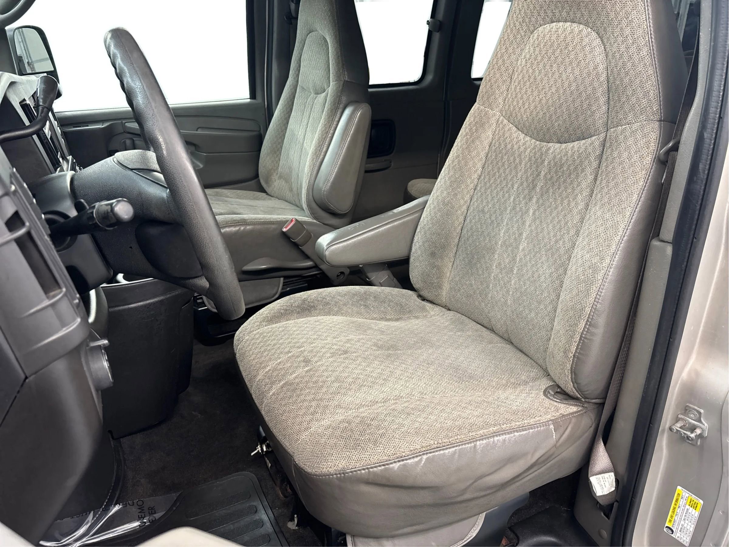 Used 2008 GMC Savana 3500 Extended Passenger w/ LT Preferred Equipment Group image 13