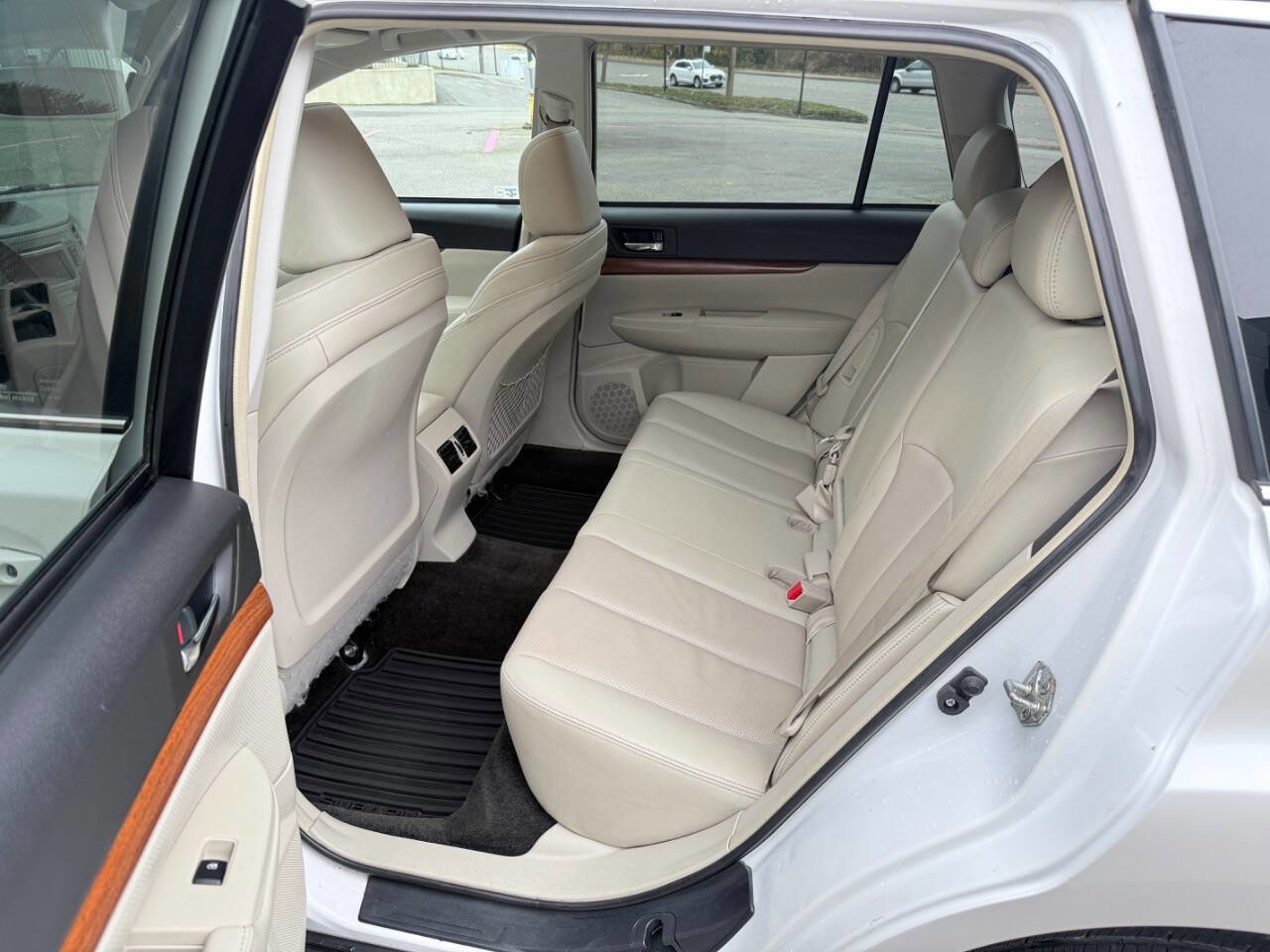 Used 2014 Subaru Outback 3.6R Limited w/ Moonroof Package image 9