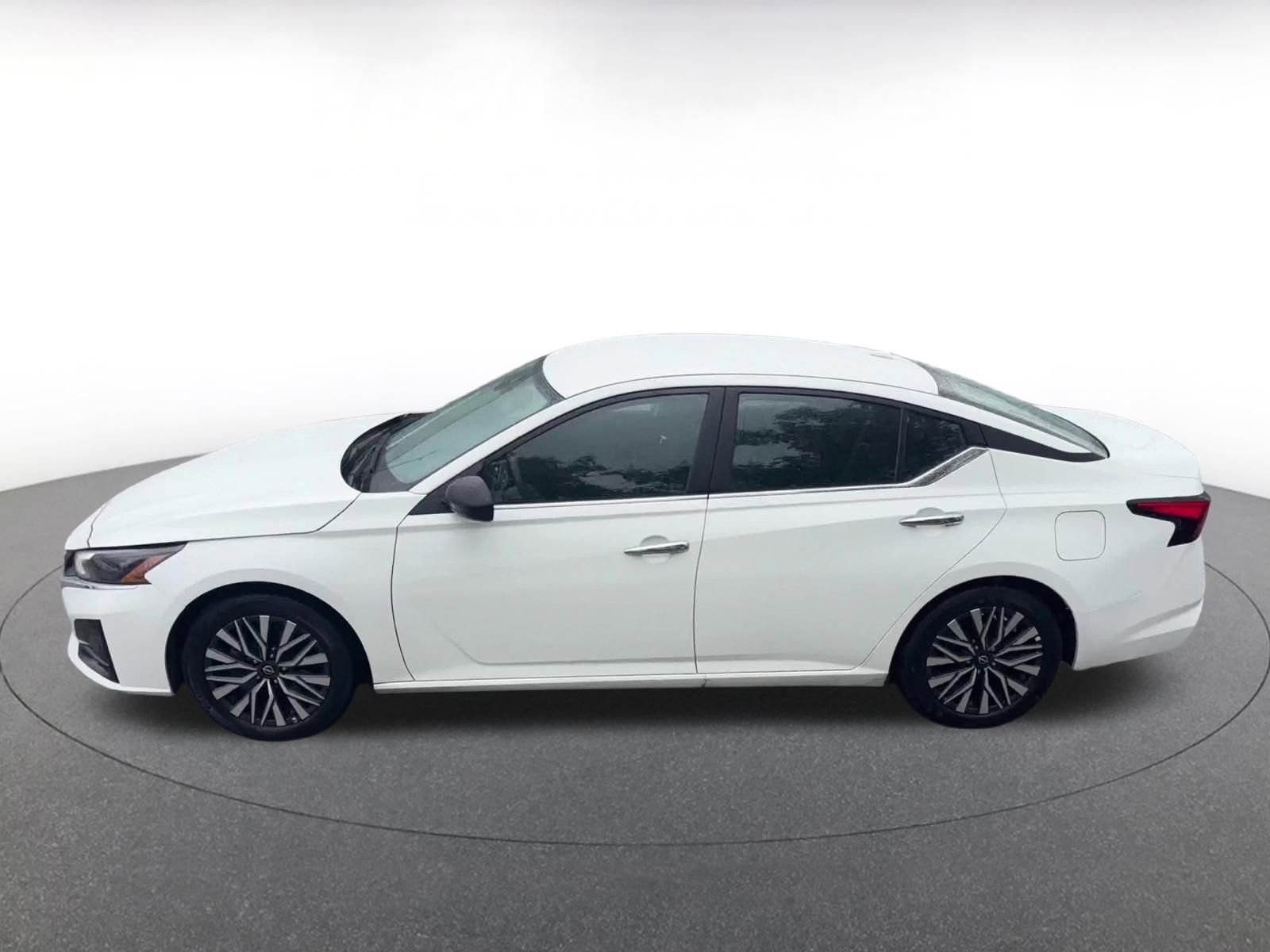 Used 2025 Nissan Altima 2.5 SV FWD image 9