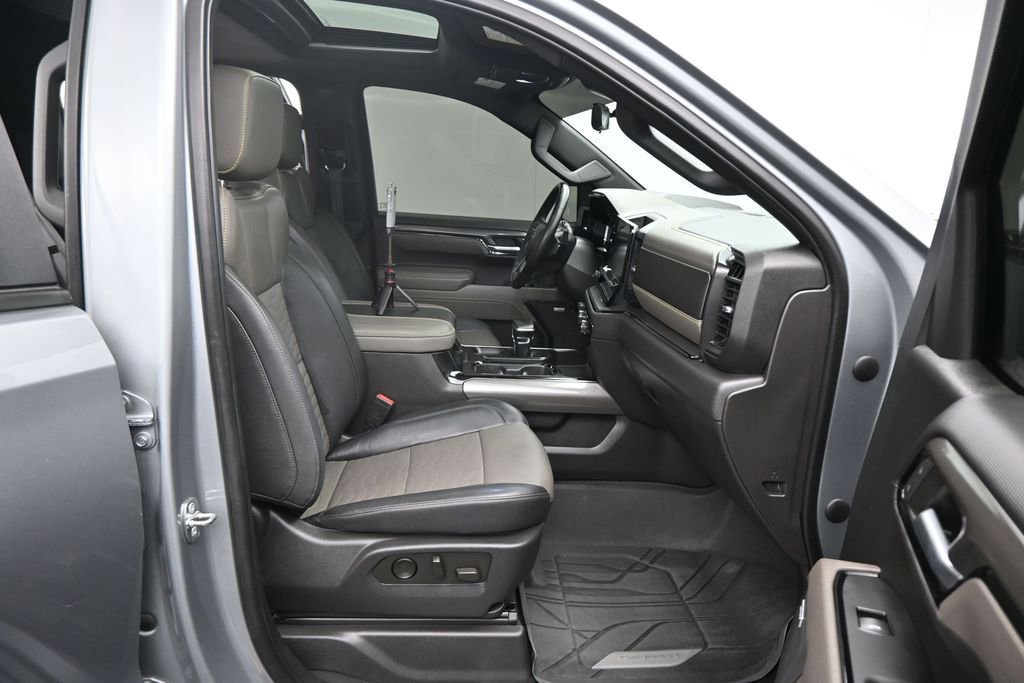 Used 2023 Chevrolet Silverado 1500 ZR2 w/ Technology Package AWD/4WD image 2