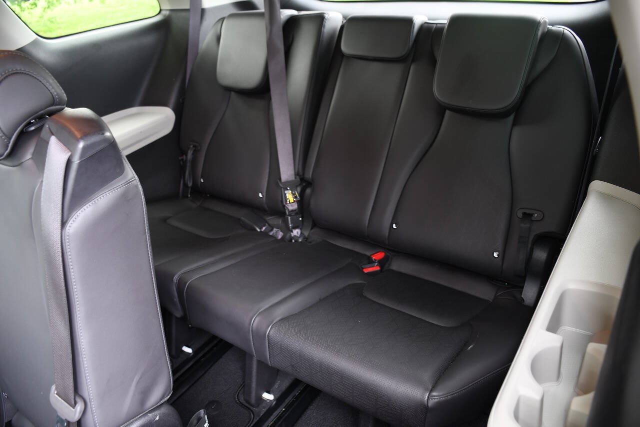 Used 2024 Kia Carnival LX FWD image 26